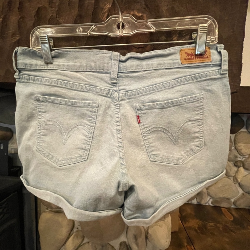Levi's Light Wash Denim Cuffed Shorts Size 28 or 7 Women's